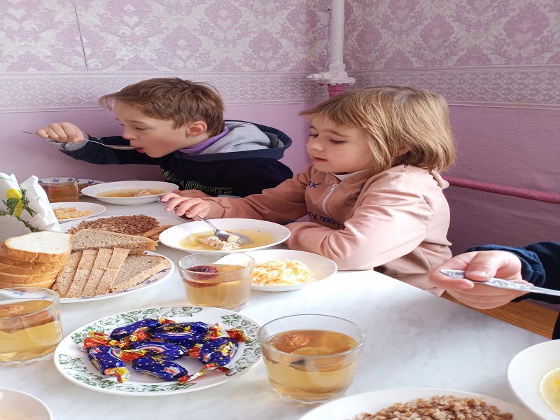 В школьной столовой кормят вкусно, полезно и питательно!.